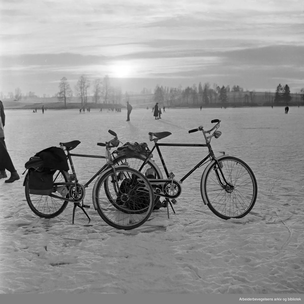Skøyteis på Bogstadvannet. Desember 1957.