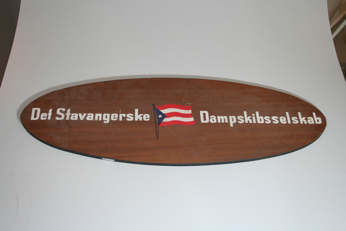 Skiltet er ovalt  med navnet til rederiet Det Stavangerske Dampskibsselskab med tilhørende rederiflagg i midten. Bokstavene er hvite. Skiltet er likt på begge sider.
På den ene siden har rederiflagget fått noen små gullmalingsflekker.