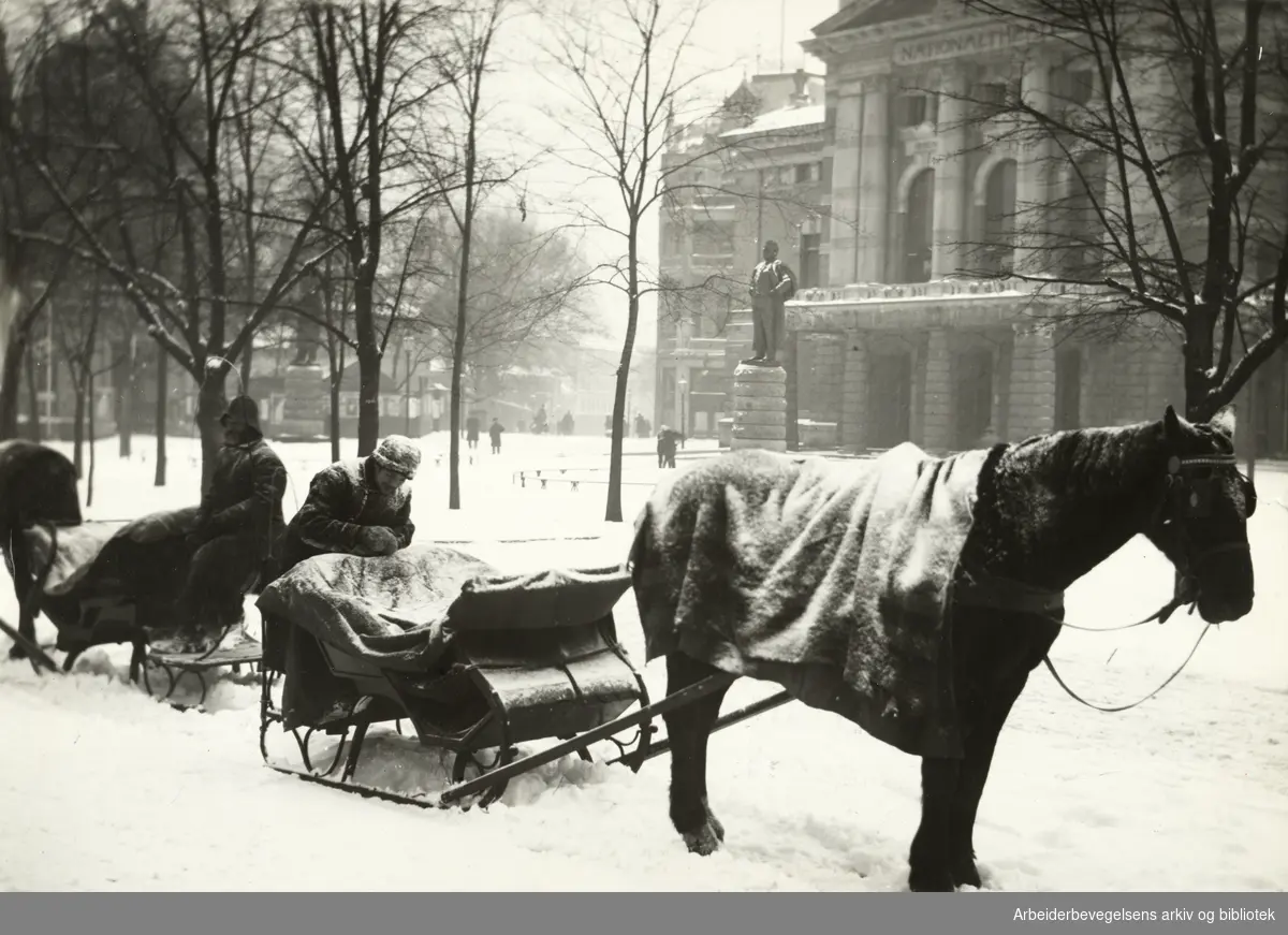 Nationaltheatret. Vognmann i snøvær. 1904