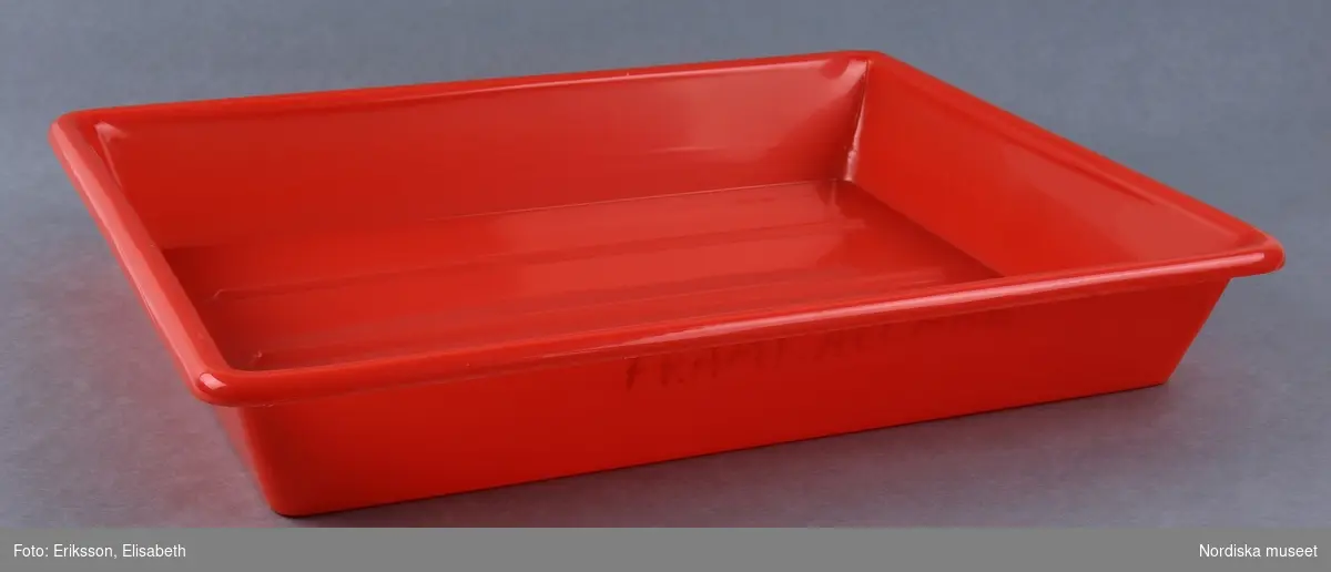 Rött kärl av hårdplast som använts som framkallningsskål av en amatörfotograf. Märkt med texten: Framkallare.
Johanna Skoglund 2013-03-25