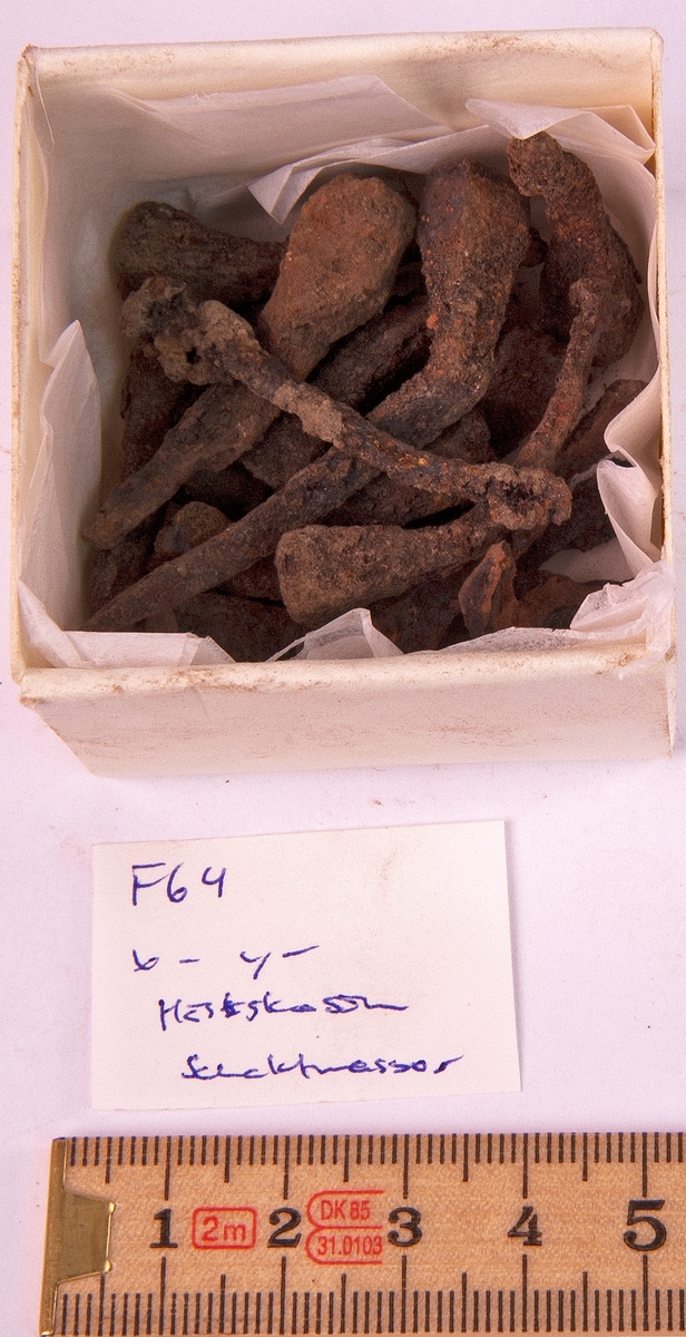 Fynd från arkeologisk undersökning 1993 i Österfärnebo, Berg 1:3
Gravhög.

Fynden består bl.a. av ett svärd, böjt, en spjutspets, ett bronsspänne, brända ben, keramik, slagg och järnfragment.