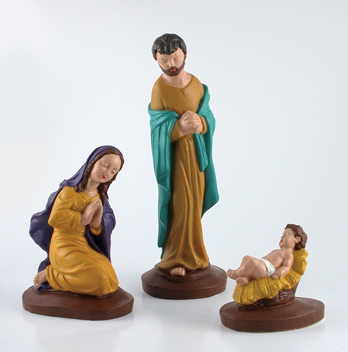 Figurerna är målade med polykromteknik.
:1 Jesusbarnet liggande i krubban. Gul, brun, vit. Höjd 60 mm.
:2 Maria på knä. Gul, lila, brun. Höjd 110 mm.
:3 Josef, grön, brun. Höjd 185 mm.
Polykrom dekor.