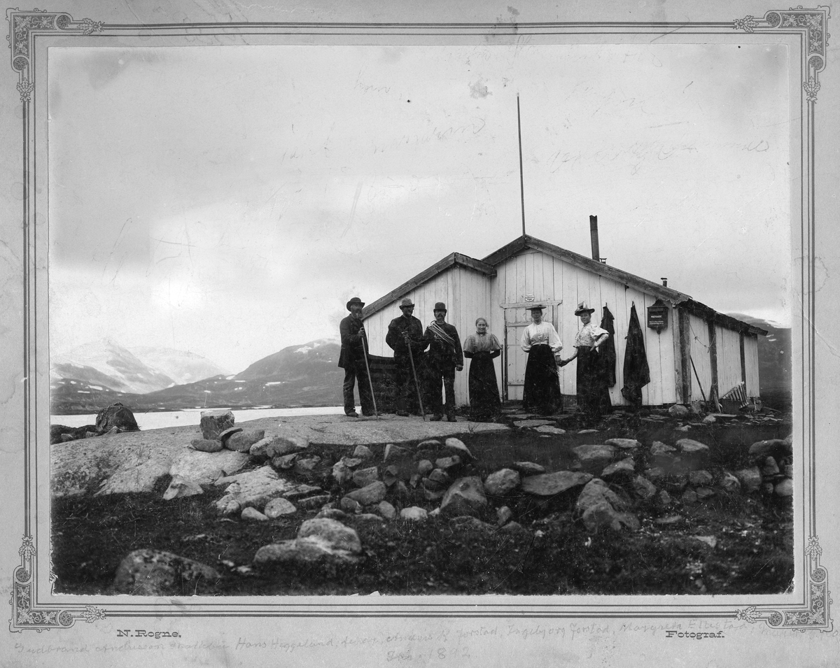 Tvindehaugsbue ved Tyin. Biletet syner tilsette i 1892. Tilsynsmann Gudbrand A. Skattebo står heilt til venstre.