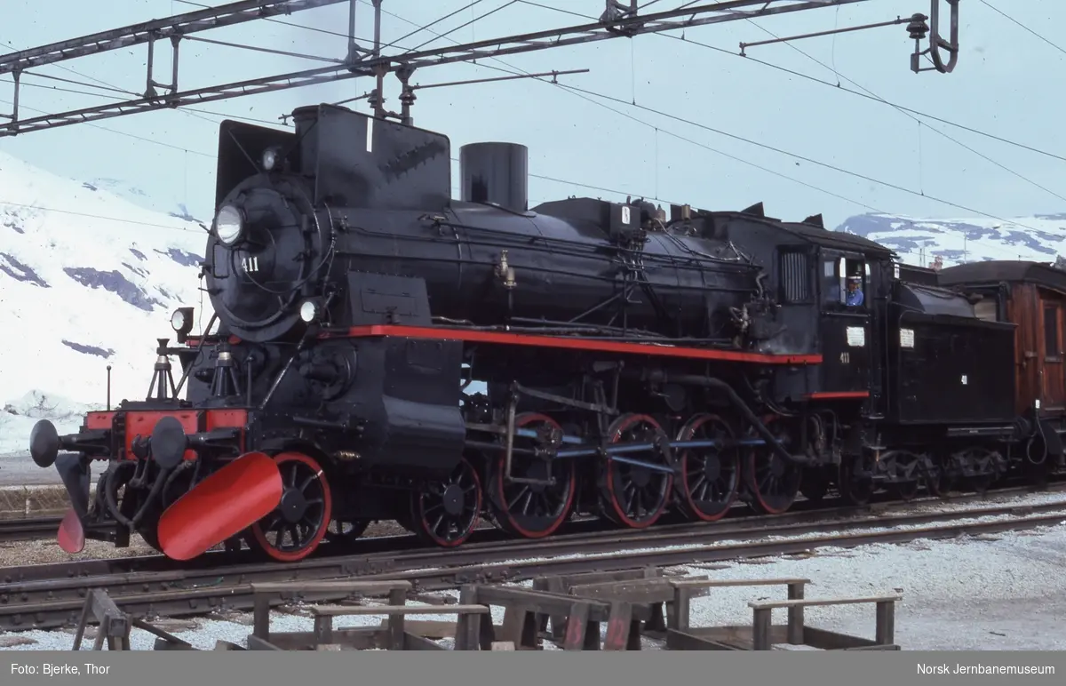 Damplokomotiv type 26c nr. 411 foran ekstratog til Bergen for Norsk Jernbaneklubb på Myrdal stasjon