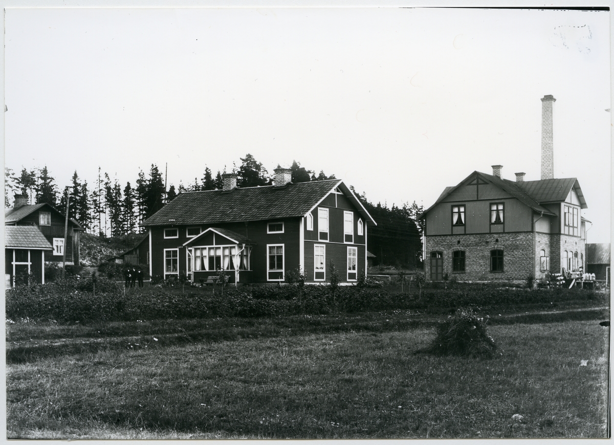 Möklinta sn, Sala.
Möklinta Mejeri till höger i bild. Till vänster om mejeriet ses butiken i Möklinta. C:a 1900-1910.