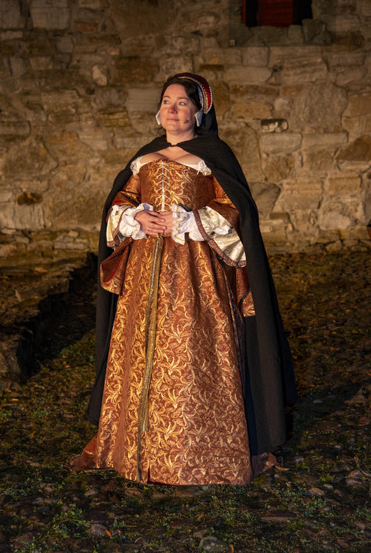 Jomfru Karine står i fint lys med den vakre kjolen og hodepynten sin. (Foto/Photo)