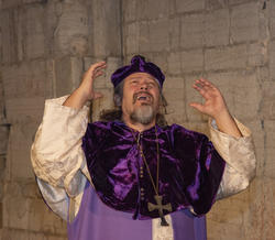 Biskop Mogens løfter armene fortvilet.