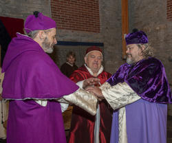 Erkebiskopen, kardinalen og Biskop Mogens legger hendene over hverandre i enighet.