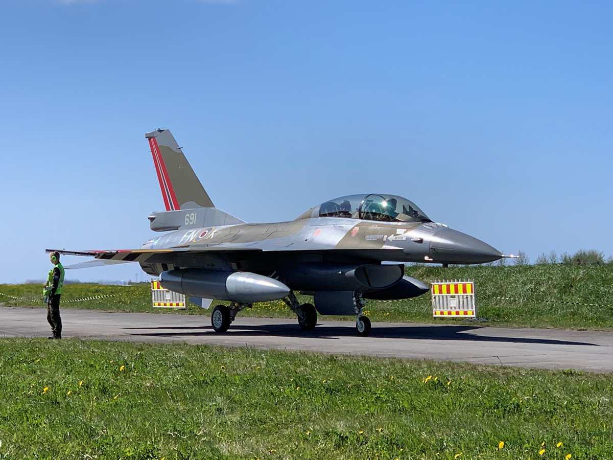 F-16 og Spitfire med nasjonal rundell som bakgrunn.
