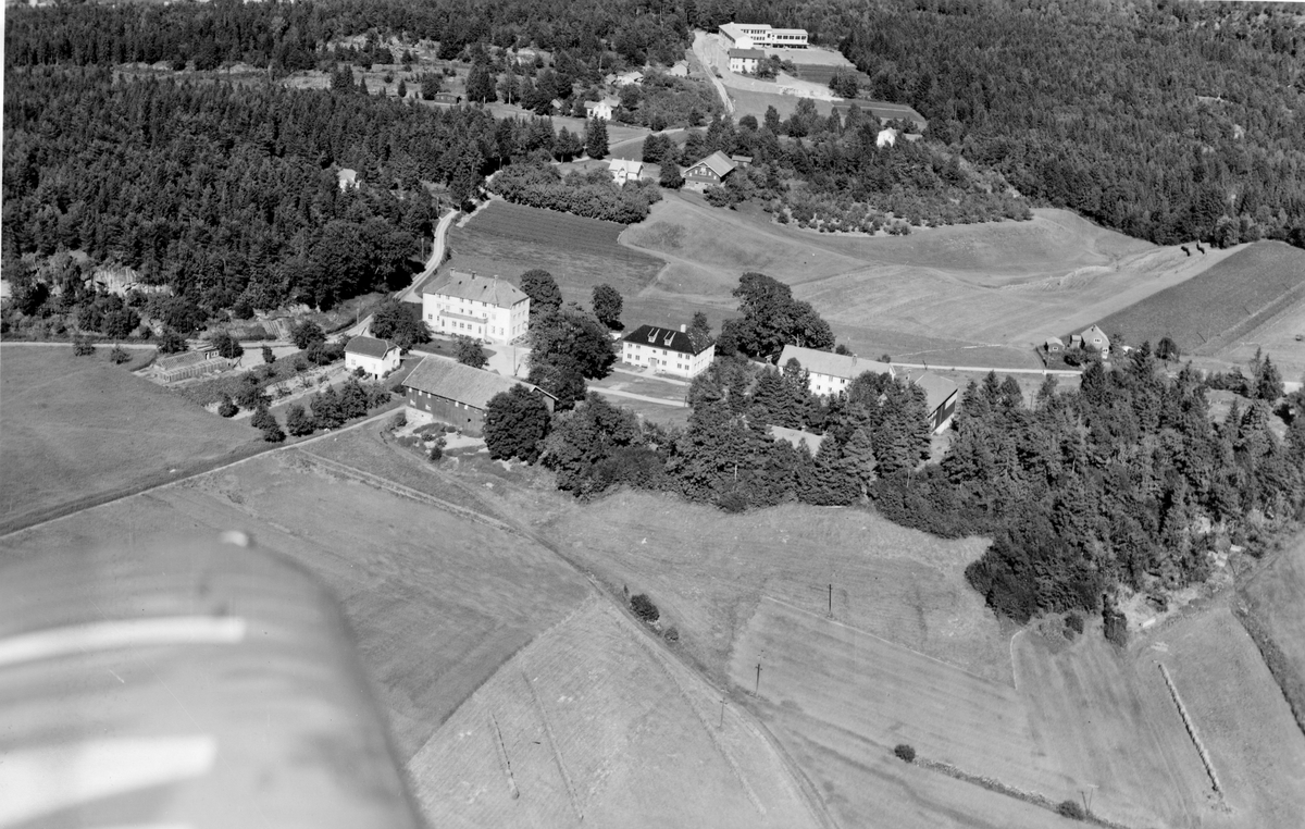 Flyfotoarkiv fra Fjellanger Widerøe AS, fra Porsgrunn Kommune, Grenland ungdomskole(Folkehøgskole). Fotografert 30/07-1951. Fotograf Otto Hansen