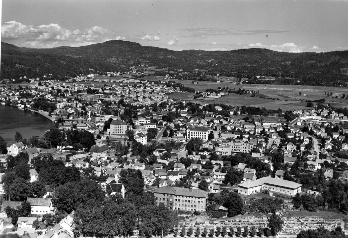 Flyfotoarkiv fra Fjellanger Widerøe AS, fra Porsgrunn Kommune. Bybilde Porsgrunn. Fotografert 30.07.1961 av Edmond Jaquet