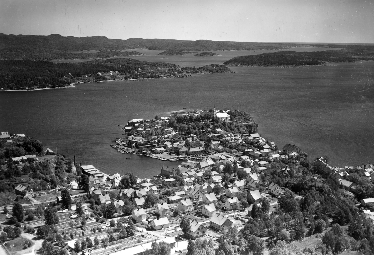 Flyfotoarkiv fra Fjellanger Widerøe AS, fra Porsgrunn Kommune. Bybilde Brevik. Fotografert 18.06.1955 Fotograf Vilhelm Skappel