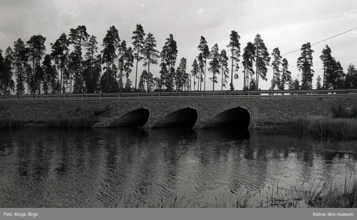Bro över Vapenbäcksån vid Orranässjön, Sjöabro intill vägen Lenhovda-Orrefors-Nybro i Nybro kommun. Foto, ny dragning av riksväg 31. Nya trummor från sydväst.