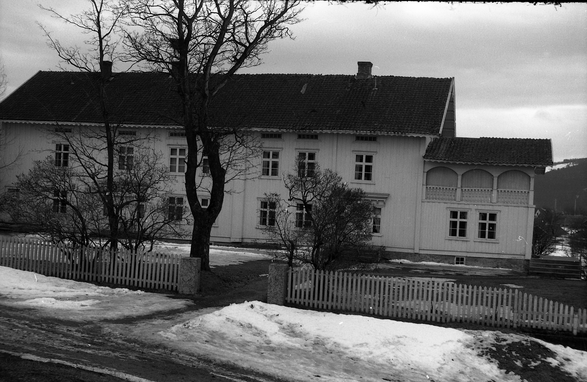 Tre nær identiske bilder av hovedbygningen på gården Kraby vestre, Østre Toten. Året er 1961.