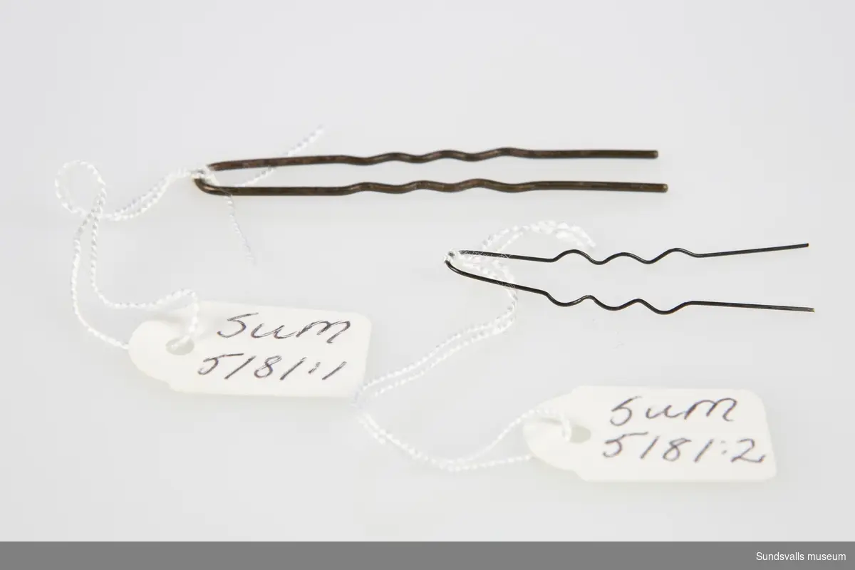 SuM 5181:1-2 ett par hårnålar. SuM 5181:1 är 5,5 cm lång och är tillverkad i en kraftigare modell. SuM 5181:2 är 4 cm lång.