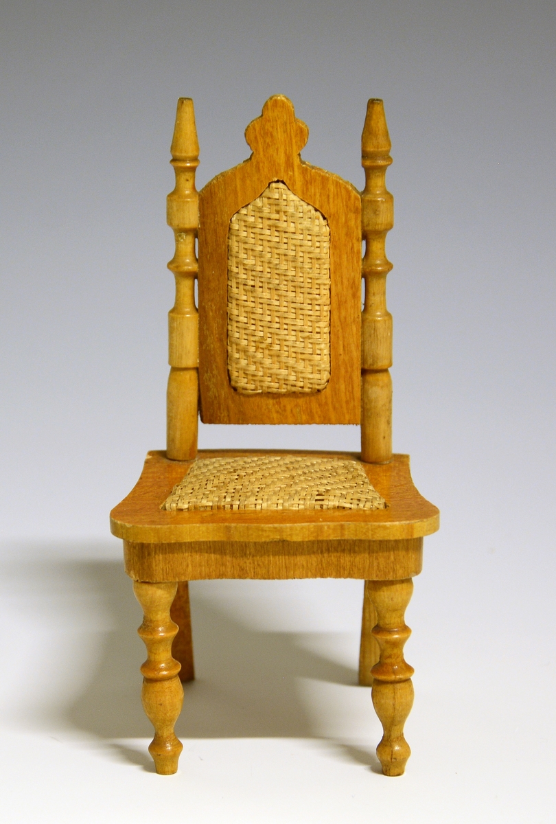 Prot: 4 leke-stoler (TGM-BM.1982:282.A-D) av tynt tre, lakket, løvsag-, dreide ben og ryggstolper, flettet sete- og ryggpute.