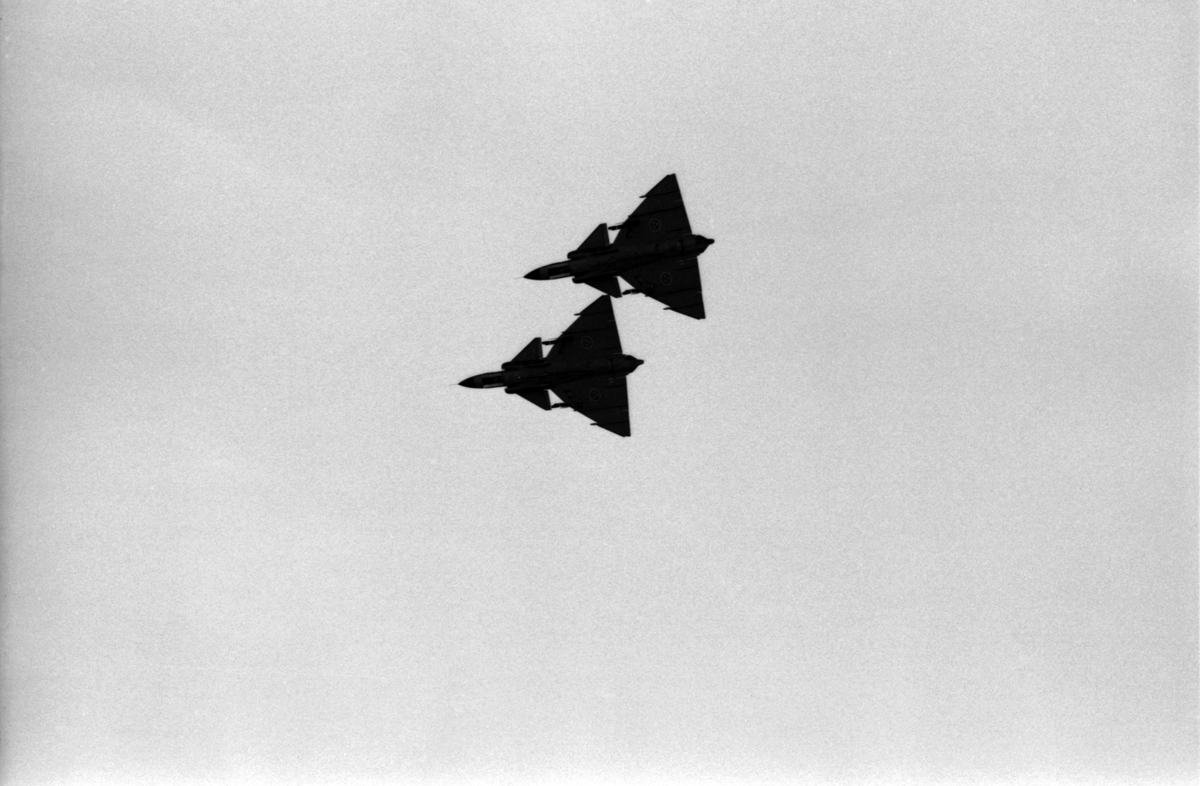 Två flygplan Saab 37 Viggen flyger i rote vid flygdagen på Malmen den 28 augusti 1976. Vid firande av Flygvapnet 50 år.
