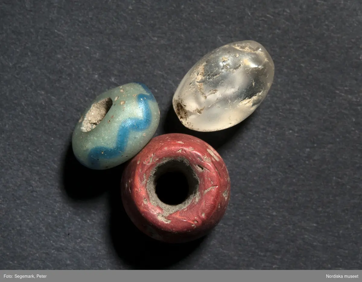 Fynd från arkeologiska undersökningar av platån i Oxhagen 1994-1996: fragment av keramik, två hängbrynen, ett fragment av ett bronsbleck, en silvernål, ett hästbrodd och tre pärlor.