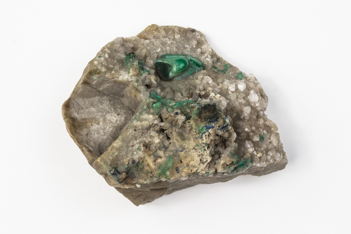 Ett mineral som består av bland annat kopparkarbonat. Färgen är i huvudsak grön. Mineralen används bland annat som ädelsten men även som pigment. Detta exemplar kommer från dåvarande Österrike/Ungern och ingår i Adolf Andersohns samling.