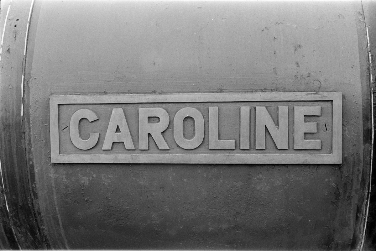 Damplokomotivet Caroline flyttes fra Jernbanemuseet til Hamar Jernbanestasjon under Jernbanedagene 1977. Navneskilt "Caroline"