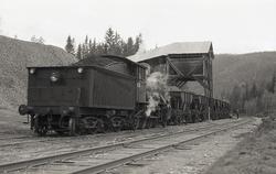 Damplokomotiv type 24b nr. 236 med bunntømmingsvogner på Sve