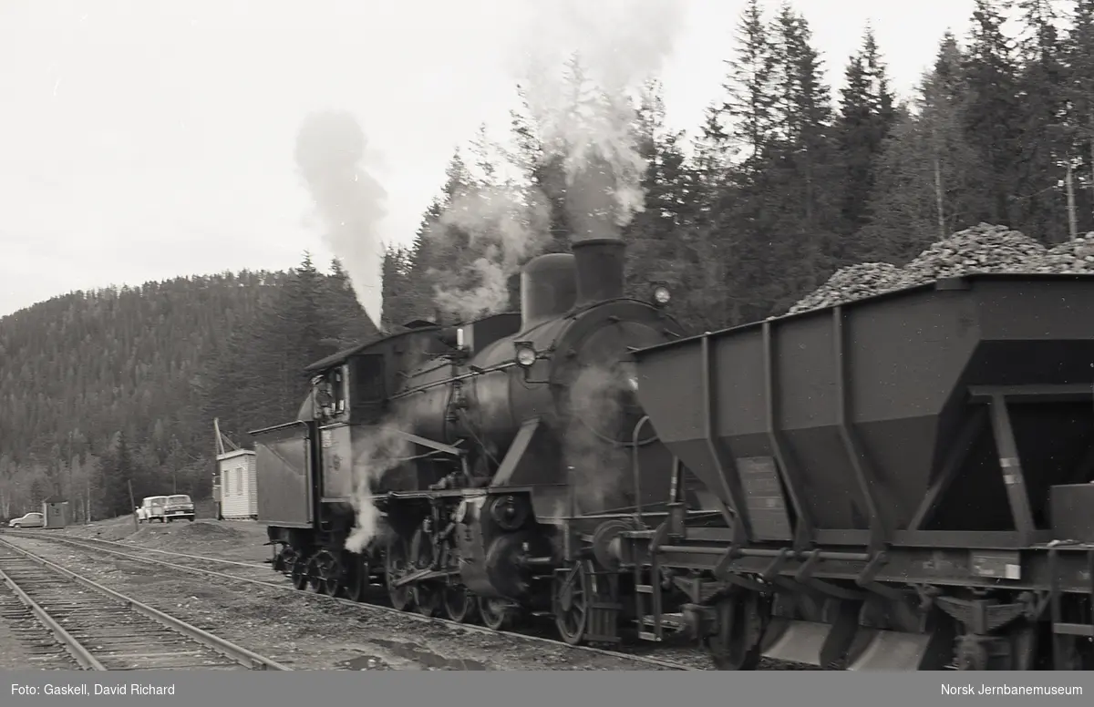 Damplokomotiv type 24b nr. 236 med fullastede bunntømmingsvogner på Svene pukkverk