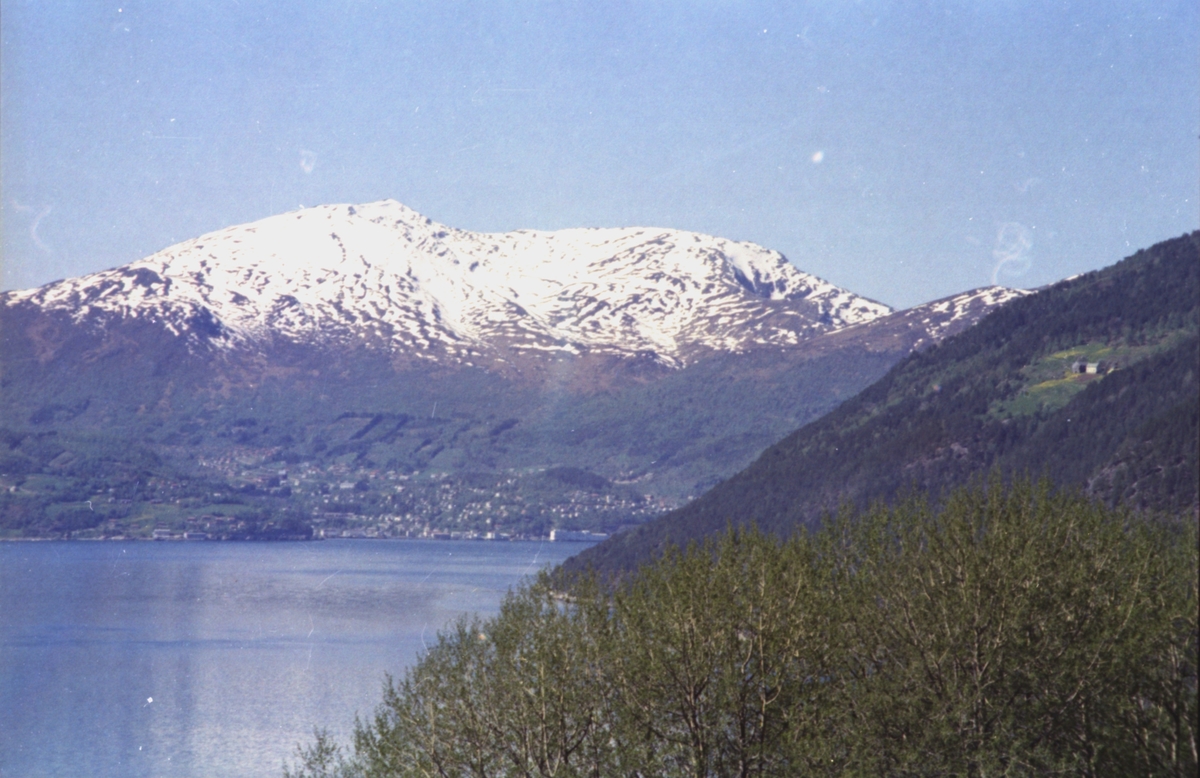 Oversiktsbilde av Stranda sett fra Overå, Liabygda.