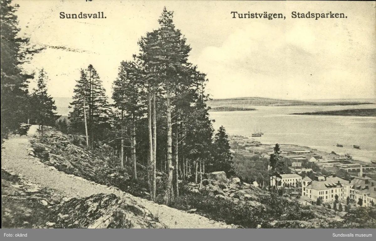 Vykort med motiv över Hamnen i Sundsvall från Turistvägen.
