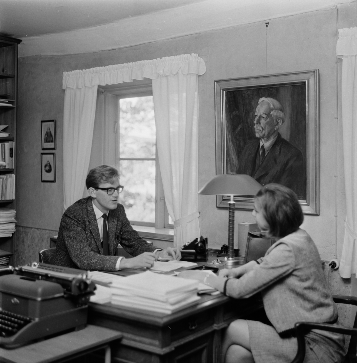 Man och kvinna på kontor, Skytteanum, Uppsala 1964