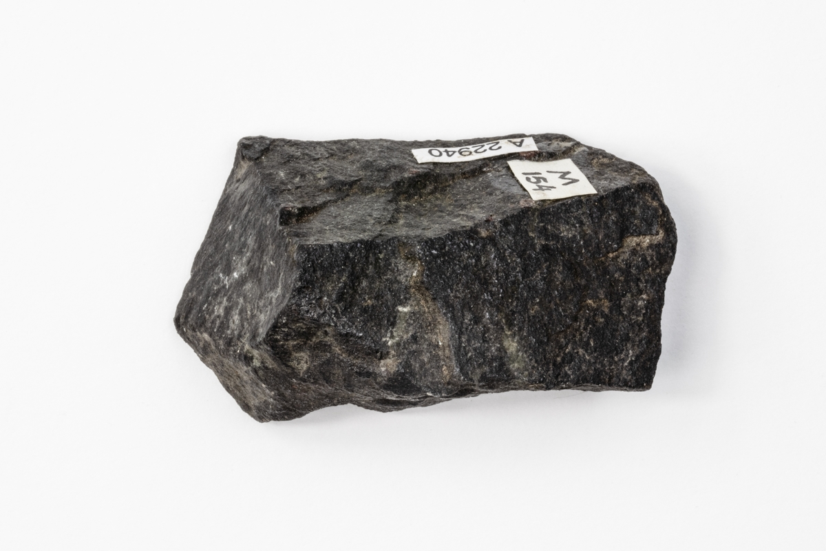 Ett mineral som består av järnoxid. Magnetit är naturlig magnetiskt. Mineralen är gråsvart och kallas även för svartmalm. Detta exemplar kommer från Krangruvan i Persberg, Värmland och ingår i Adolf Andersohns samling.