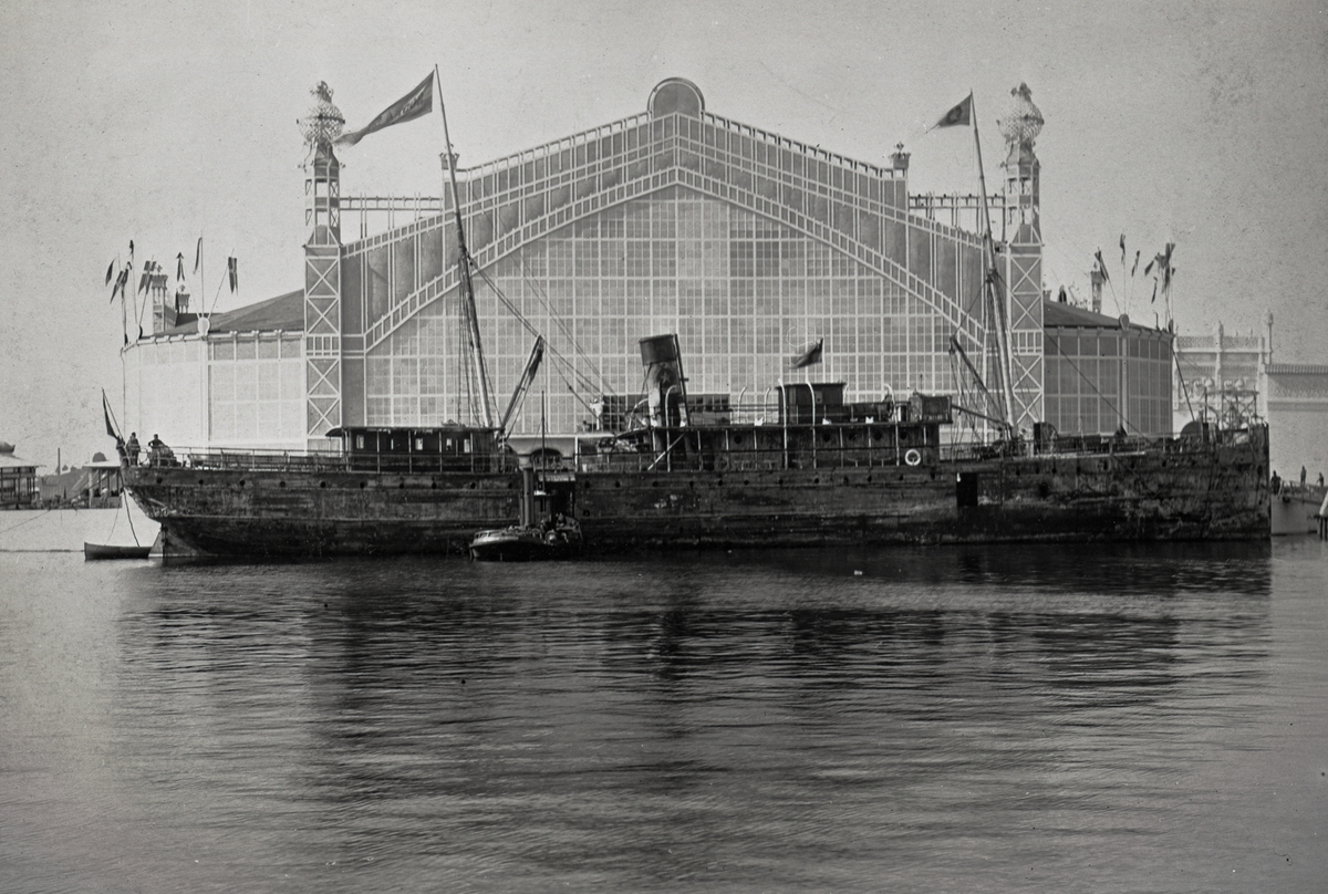 På bilden ses fartyget vid Stockholmsutställningen 1897 sedan det året innan förlist nära Franska Stenarna i Stockholms södra skärgård och därefter bärgats av Neptunbolaget. Det förevisades under Stockholmsutställningen från 3 till 24 juni 1897.