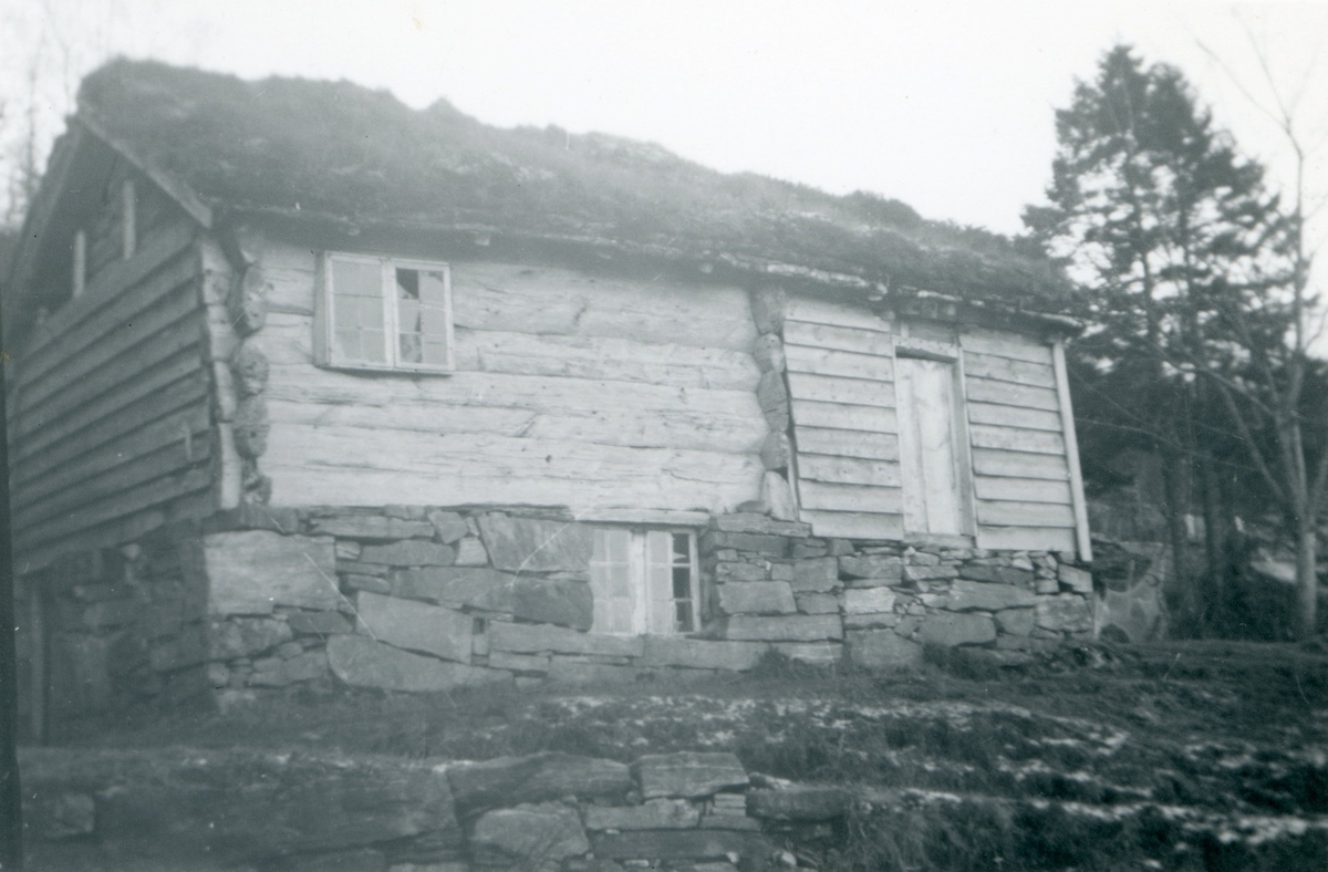 Eldre prospektfotografi av ei gammel røykstove i Velsvik, Dalsfjord.
