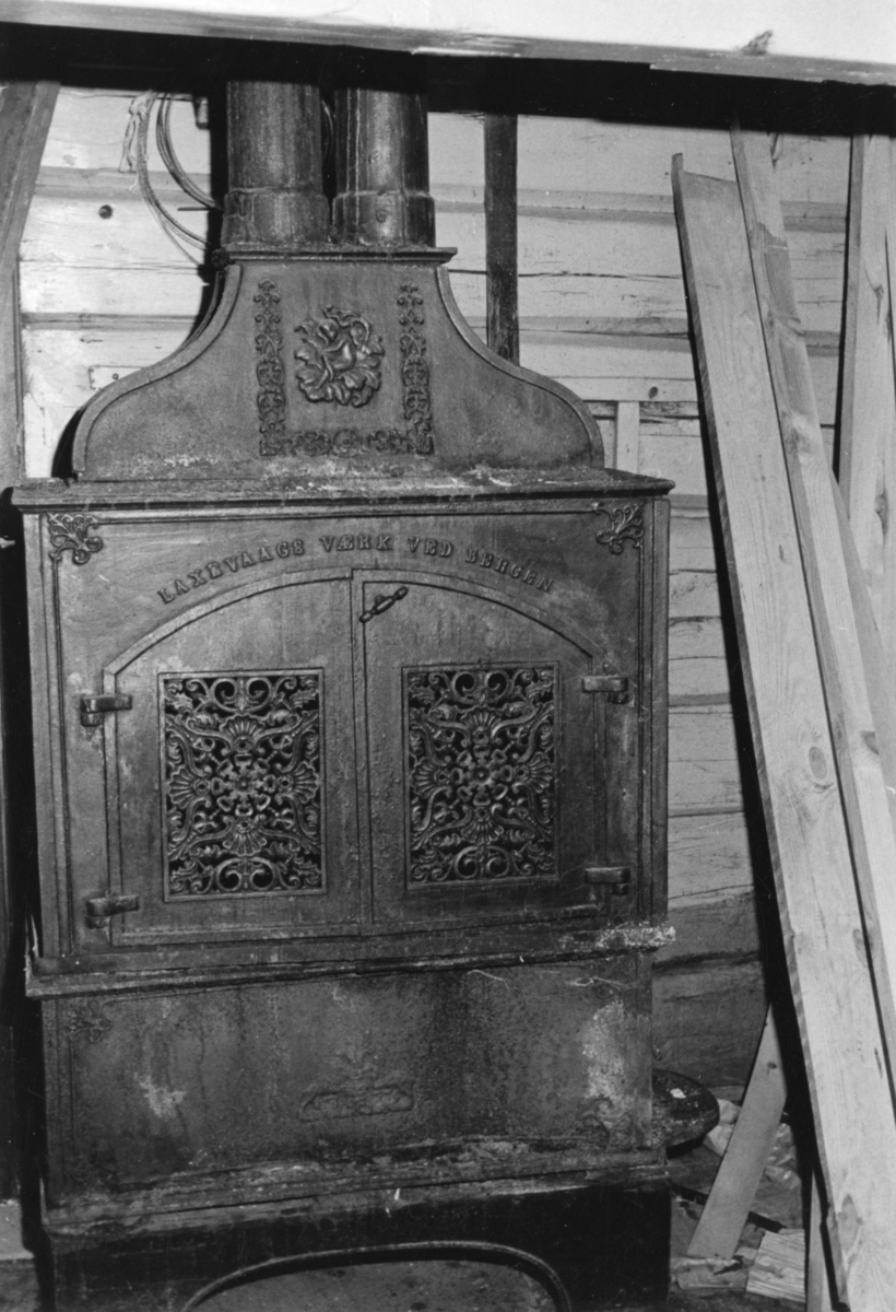 Dokumentasjonsbilder i serie av interiøret i et stovehus i Øvstegara på Løset i Stordal. Denne stova er senere flyttet til tunet ved gamlekirka i Stordal.