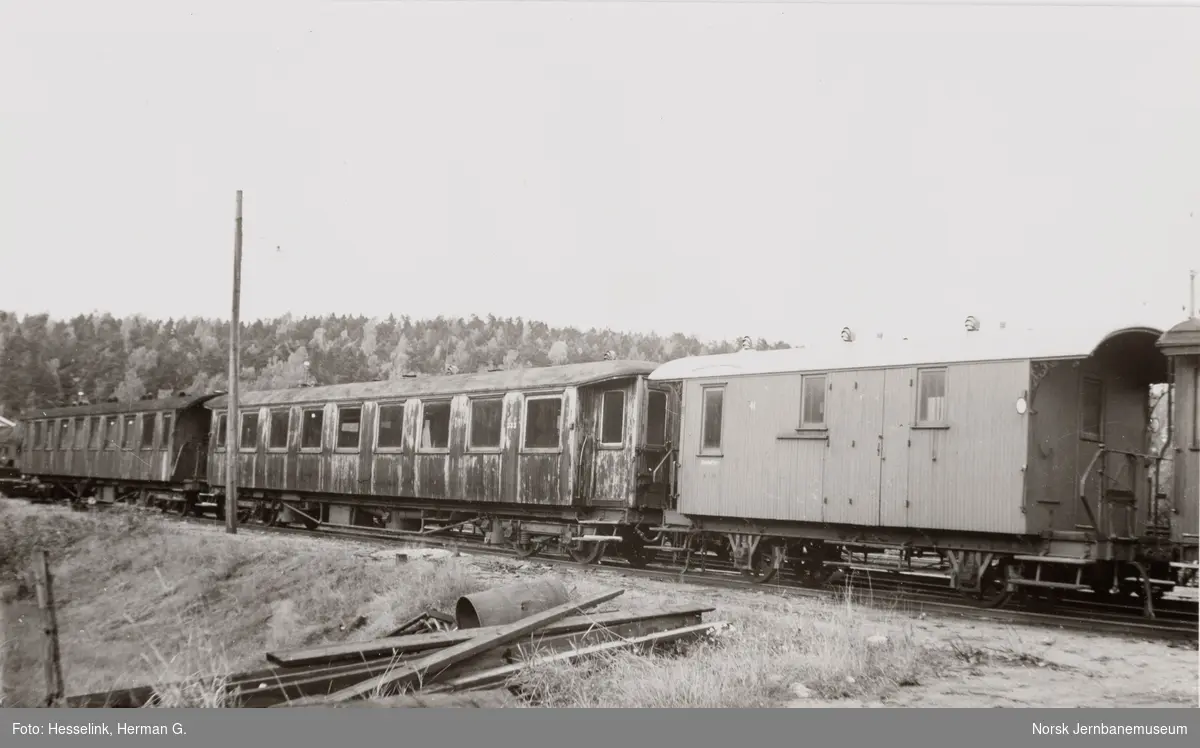 Setesdalsbanens personvogner F nr. 41, Co nr. 333 og Co 335 hensatt på Grovane
