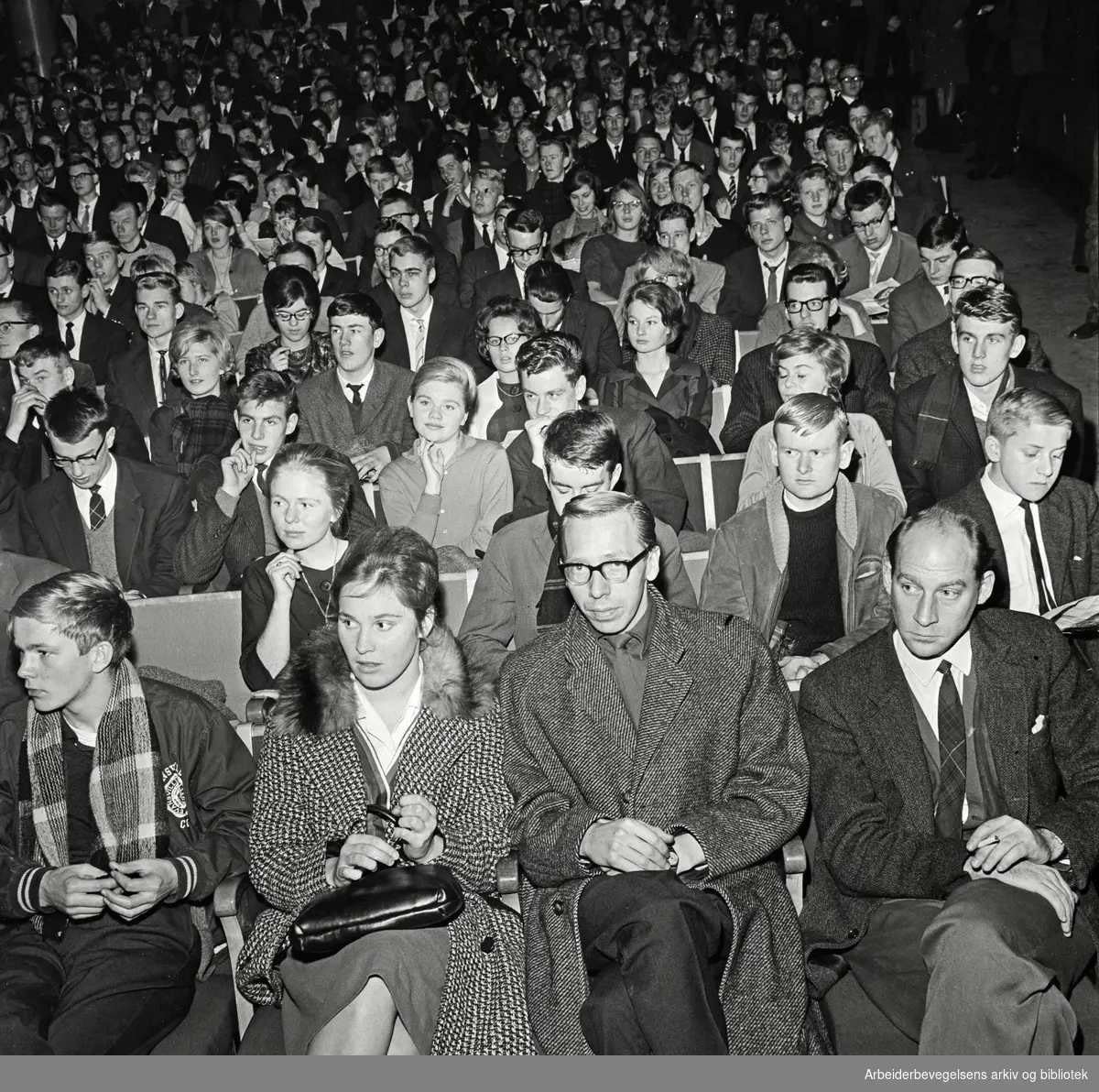 NM i jazz for amatører. 25. November 1962. Publikum i Klingenberg kino. I første rekke (med briller), forfatteren og journalisten Bengt Calmeyer. På femte rad til venstre i bildet, sangerinnen Karin Krog.