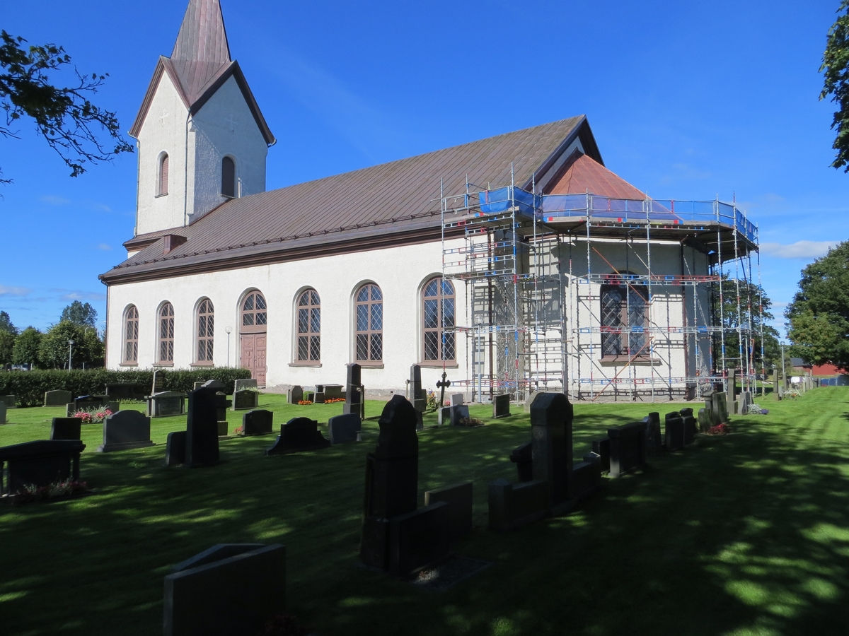 Exteriör, Ås kyrka i Gislaveds kommun. Bilden har tagits medan kyrkans tak renoverades.