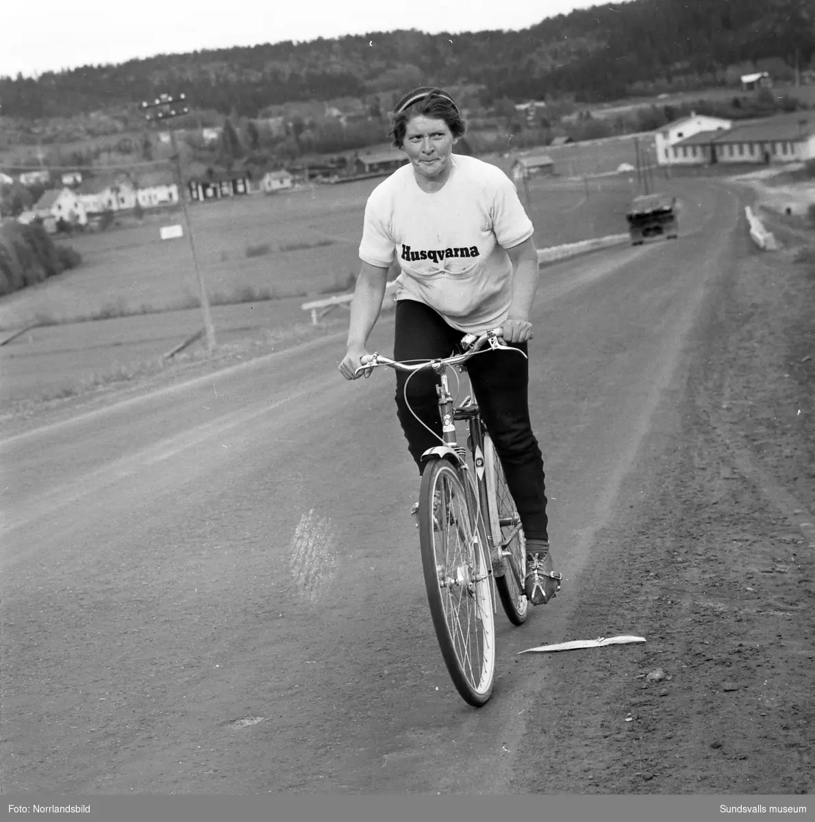 "Stålmormor Elvira" på sin cykel i samband med Sverigeloppet 1959.