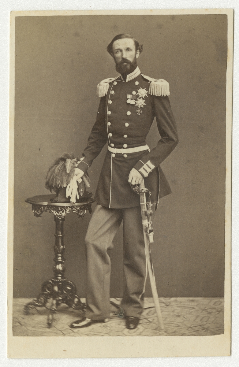 Porträtt av Oscar II i Första eller Andra livgrenadjärregementets uniform.