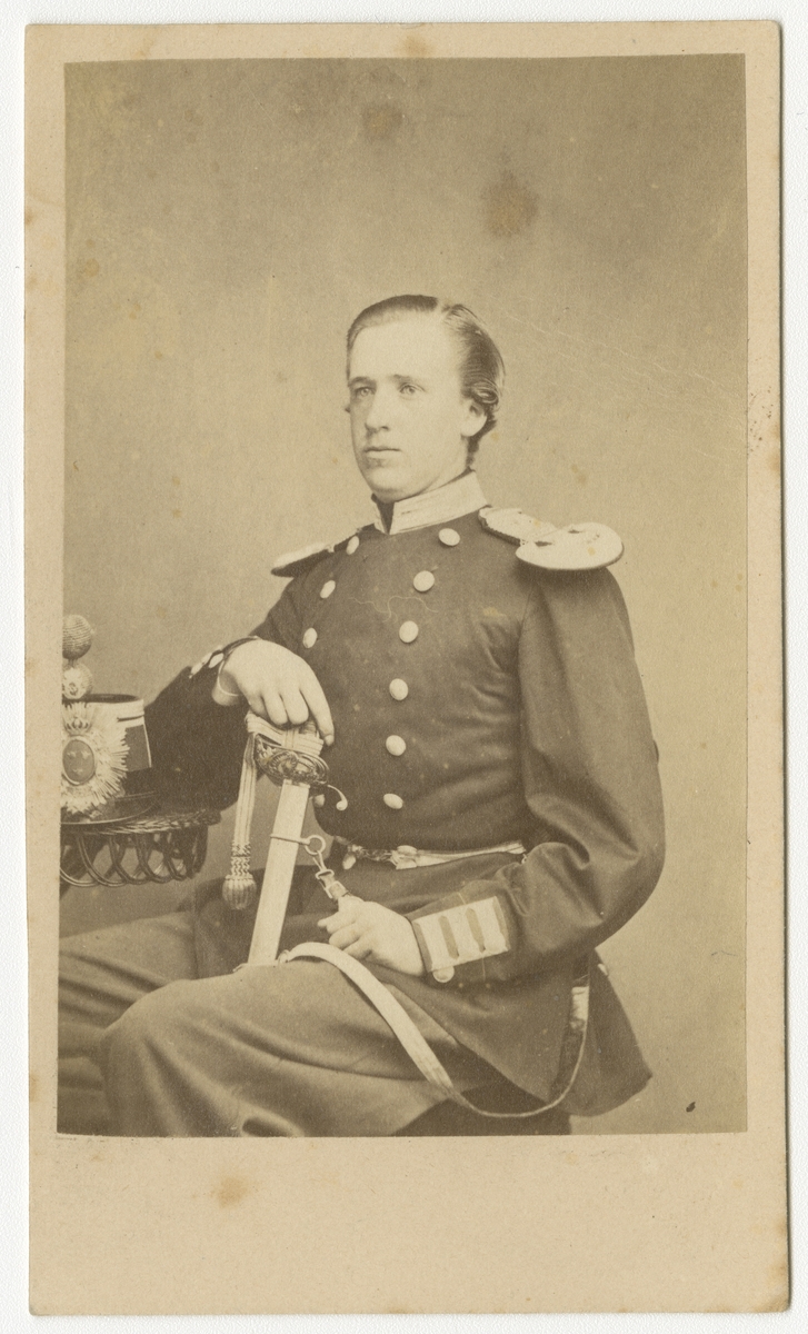 Porträtt av Carl Magnus Victor Rehbinder, löjtnant vid Andra livgrenadjärregementet I 5.

Se även bild AMA.0001889.