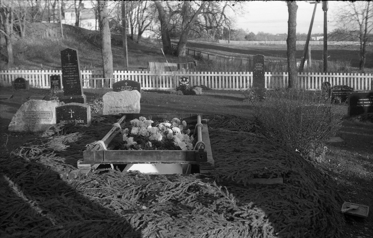 Tre bilder fra begravelse på Hoff kirkegård juli 1961. Muligens fra Peder Anton Gårderhagens begravelse.