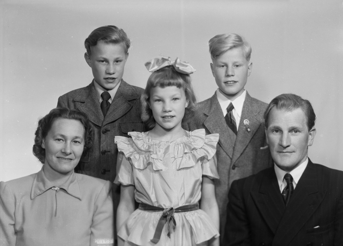 Harald og Oline Solbakken med barna Terje, Asle og Svanhill