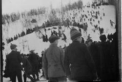 Folkemengde ved hopprenn i Bergsbakken på Berg. Divisjonsmus