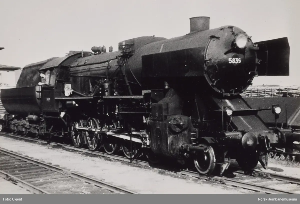 Damplokomotiv type 63a nr. 5839 med godstog