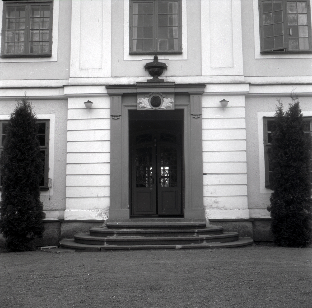 Huvudbyggnaden på Odensviholm, huvudentrén.