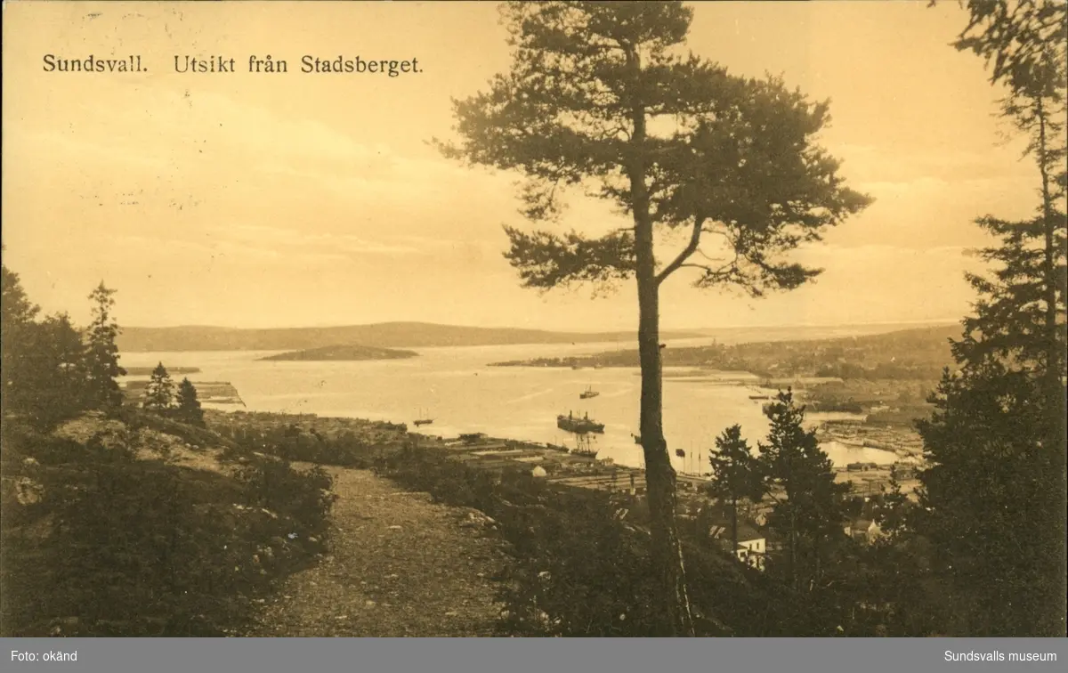 Vykort med motiv över Sundsvall med utsikt från Norra stadsberget.
