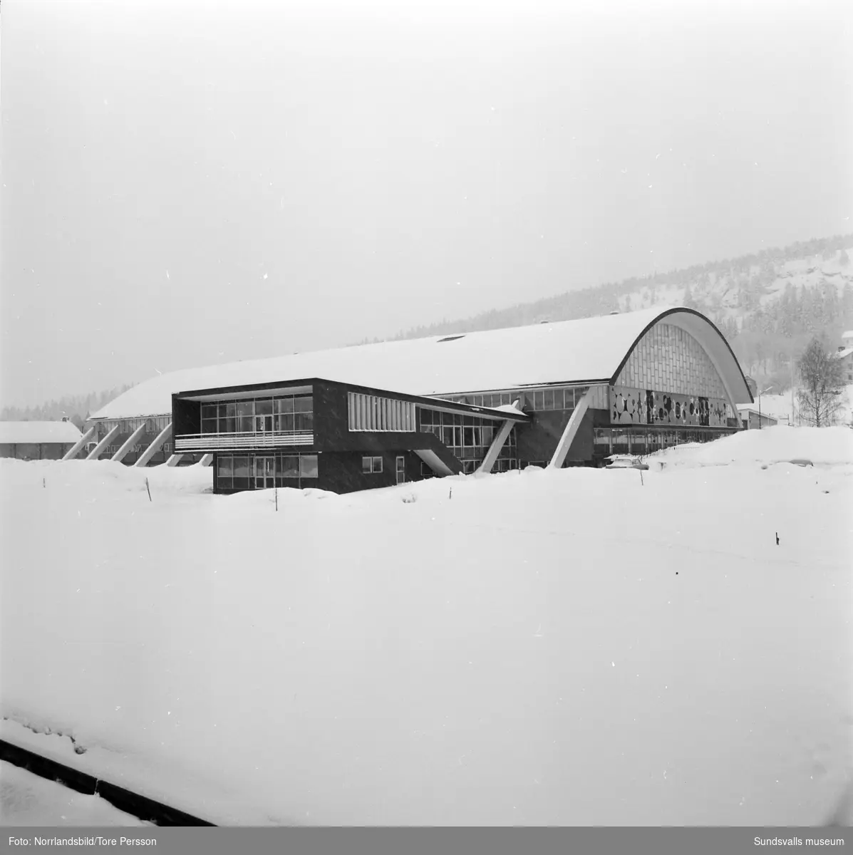 Vinterbild av Sporthallen i Sundsvall.
