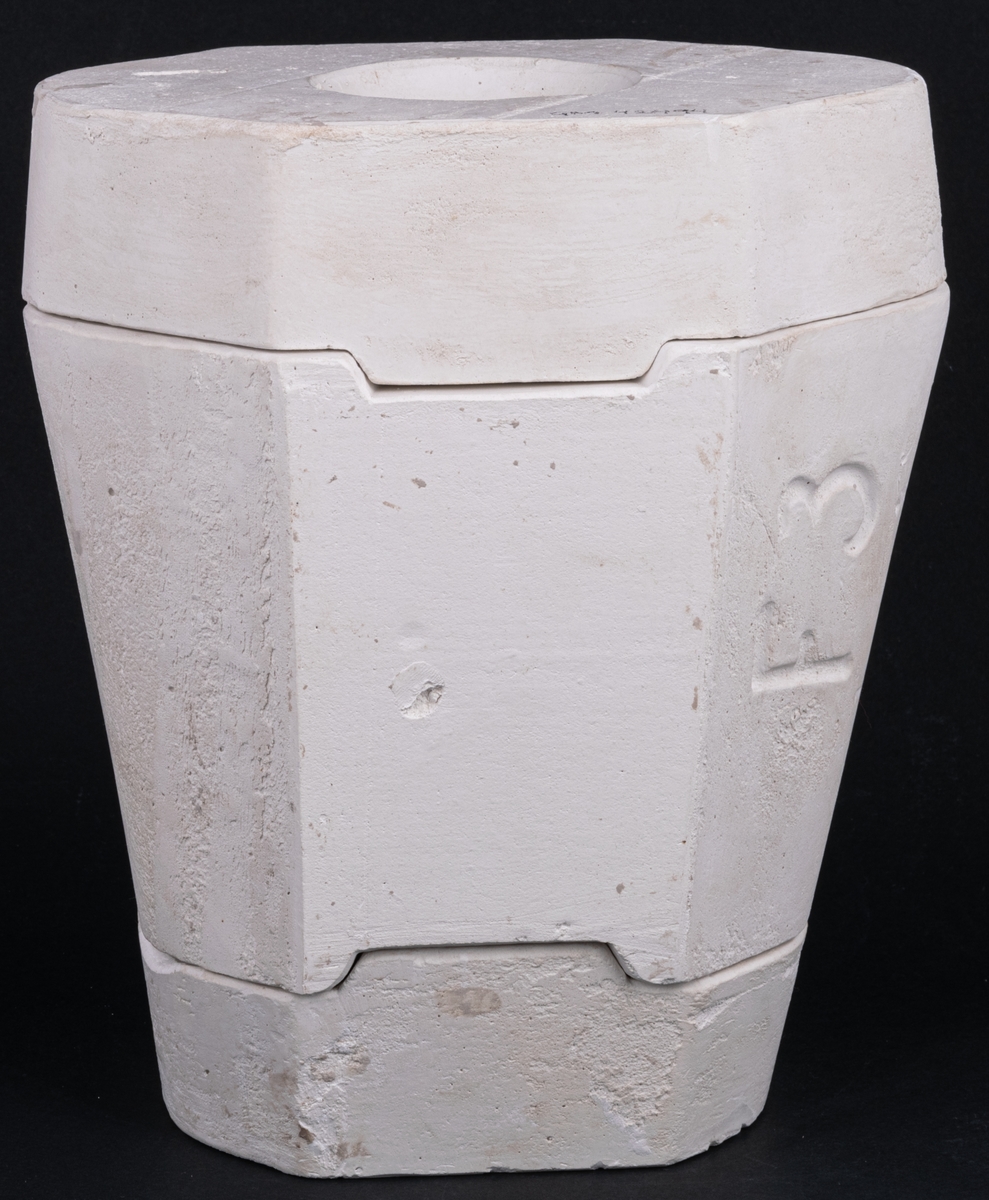 Gjutform för keramikljusstake modell F3 med dekor Paula.
4 delar.