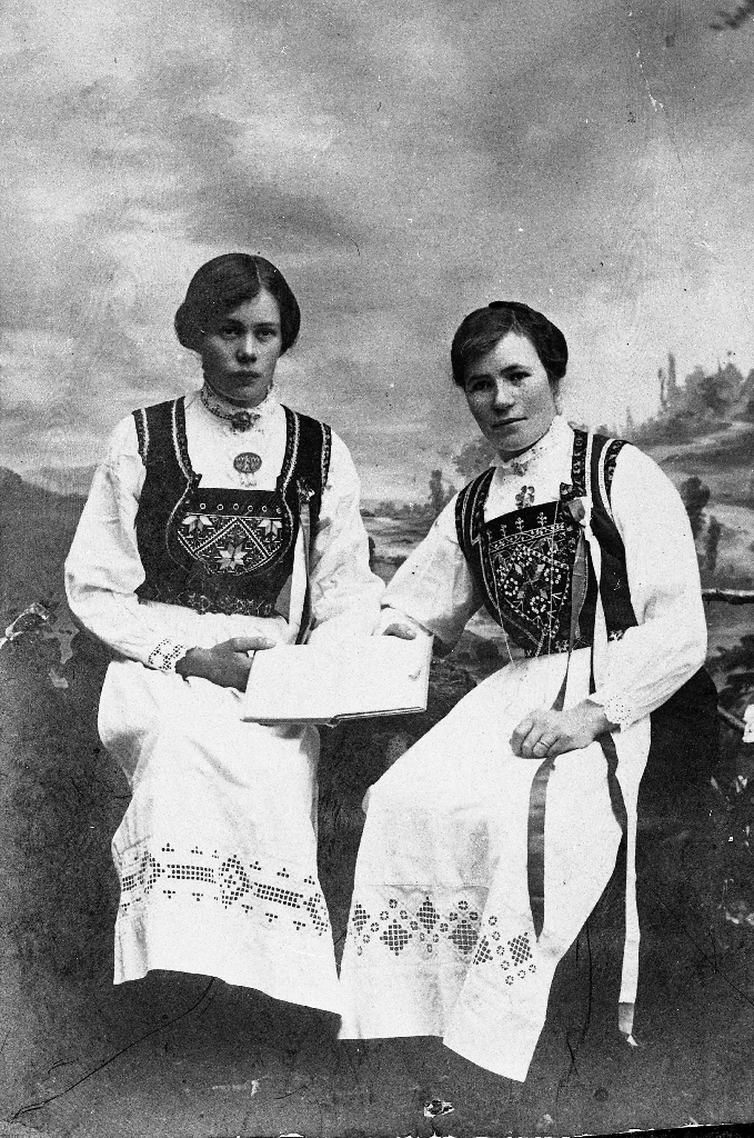 Ingebjørg (Ingeborg Johanna)?? Ree (søster til Johan O. J. Ree) og Olga (Oline)?? Ree i Hardangerbunad og 17. mai sløyfe.