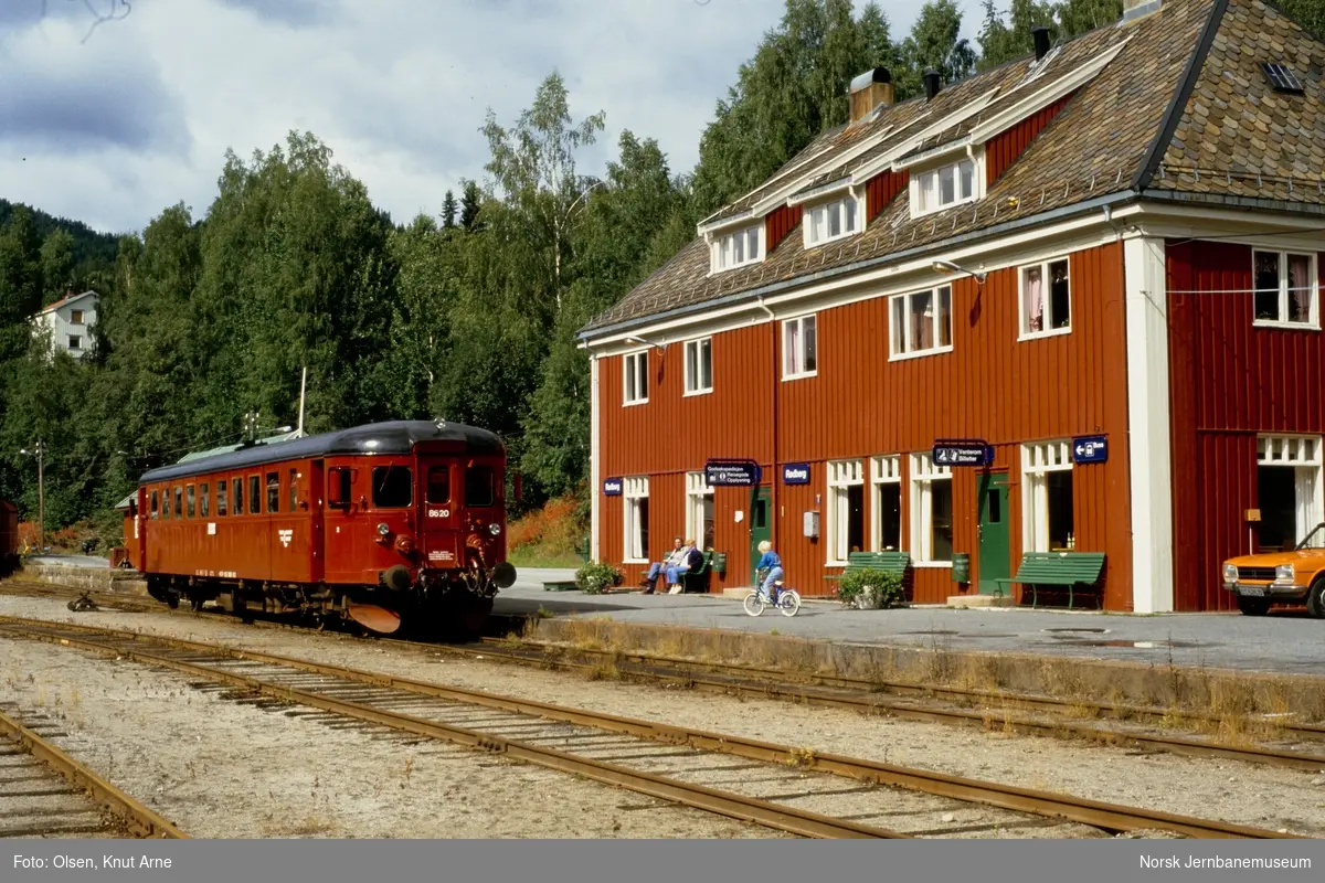 Dieselmotorvogn BM 86 20 med persontog til Kongsberg på Rødberg stasjon
