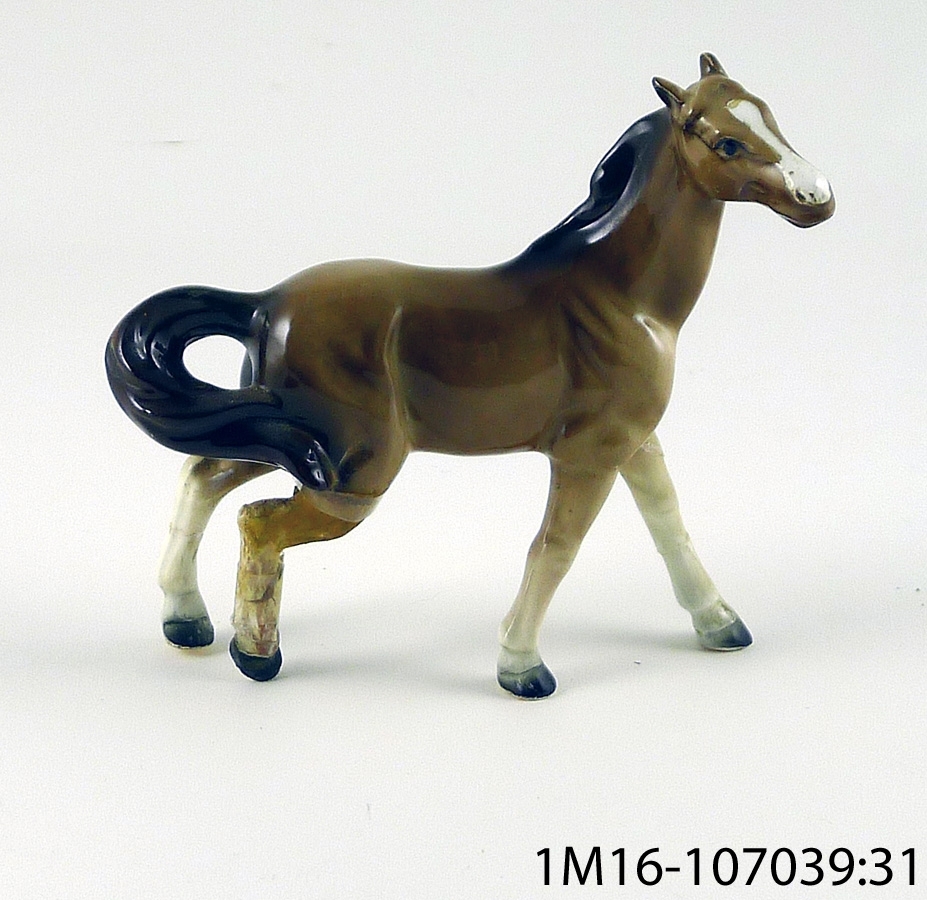 Häst i keramik, brun. Trasig, lagad med tejp.